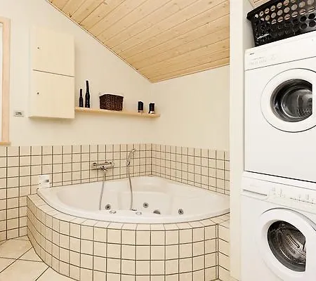 Three-bedroom Holiday In 11